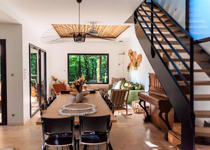 Dans Les Arbres 호텔