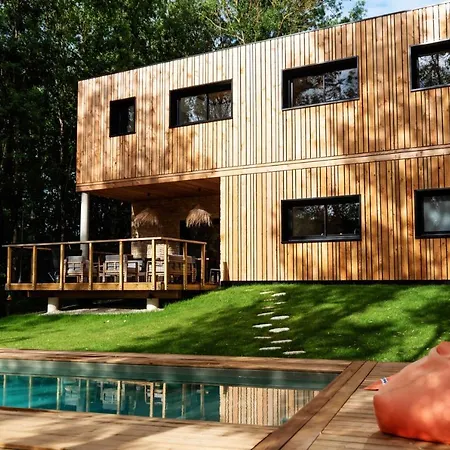 Dans Les Arbres Hotel *