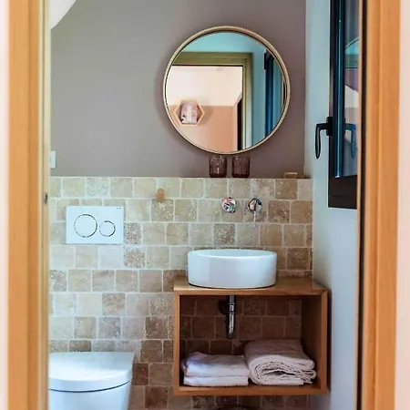 Dans Les Arbres Hotel *